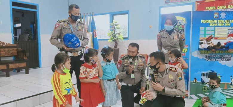 Perpustakaan Keliling Polres Mojokerto Edukasi Anak di Tengah Pandemi