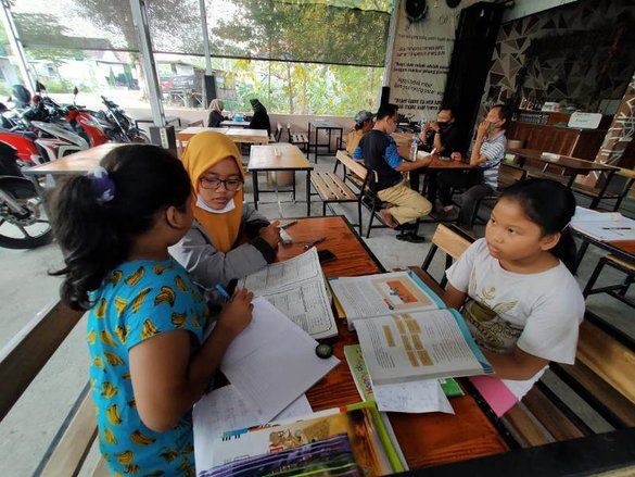Belajar Daring di Warkop atau Kafe, Hemat Sekaligus Rentan Penyebaran Covid-19