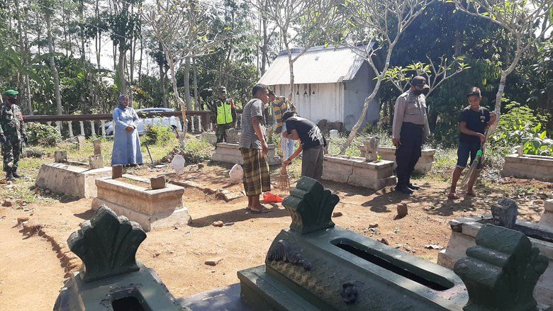Tak Pakai Masker, Warga ‘Dihukum’ Bersihkan Makam