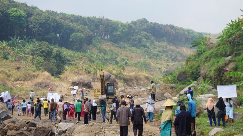 Ratusan Warga Tiga Desa Hentikan Paksa Galian C di Sungai Galuh Mojokerto  