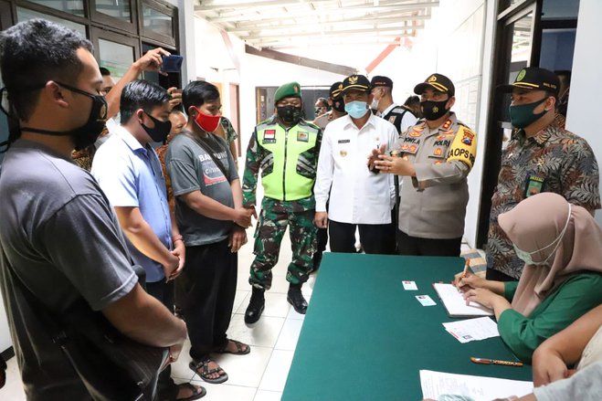 Tak Pakai Masker, Puluhan Warga Mojokerto Disidang dan Didenda