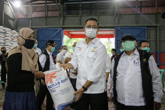 KAI Soroti Mensos dan Risma Bagi-bagi Beras 