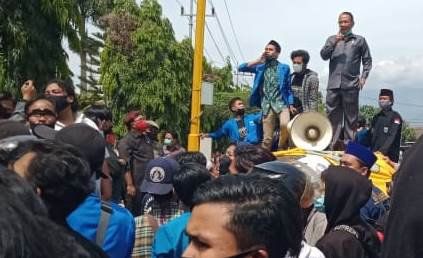 Ketua DPRD Bondowoso Tolak UU Cipta Kerja, Mahasiswa Lantunkan Salawat <em>Asyghil</em>