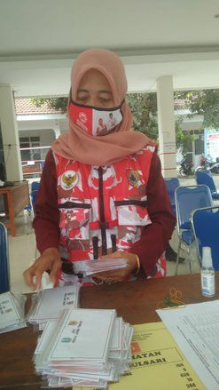 Diduga Salurkan Bansos Covid-19, Satgas Pakai Masker Bergambar Calon Bupati Jember Petahana