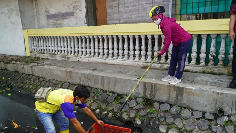 Antisipasi Banjir di Musim Hujan, Ning Ita Cek Saluran Air