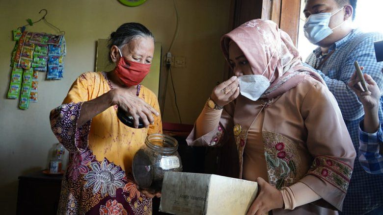 Stop Cukai Illegal, Ning Ita Blusukan Sidak Rokok Tanpa Pita Cukai