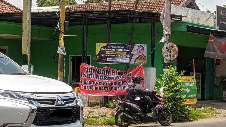 Muncul <em>Banner</em> Sindir Istri Mantan Bupati Mojokerto, Bawaslu Tunggu Laporan Resmi