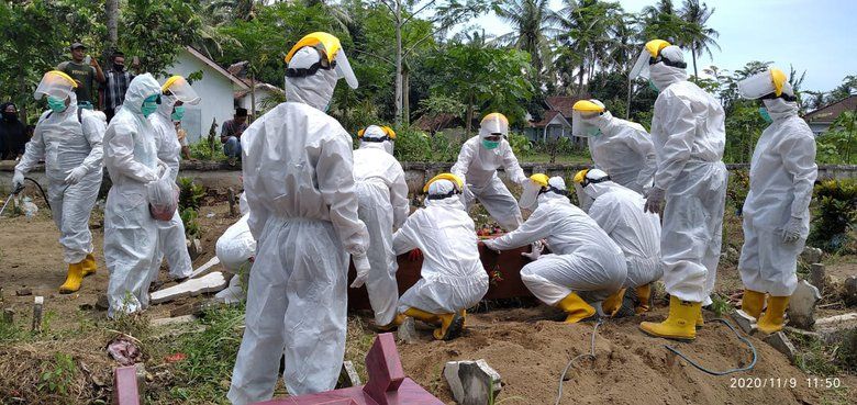 Sempat Habis, PMI Jember Terima Bantuan Baju Pengaman Pengantaran Jenazah Covid