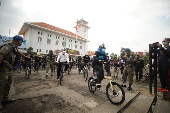 <em>Blusukan</em> ke Pasar, Khofifah Gowes dan Bagikan Masker di Kota Madiun