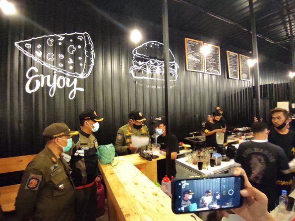 Tak Berizin dan Langgar Prokes, Kafe di Mojokerto Disegel
 