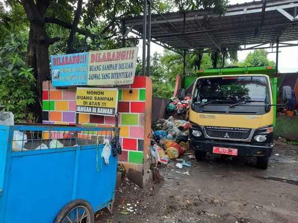 Tak Ada APBD, Tukang Sampah di Jember Sumbang Biaya Solar Truk Sampah
