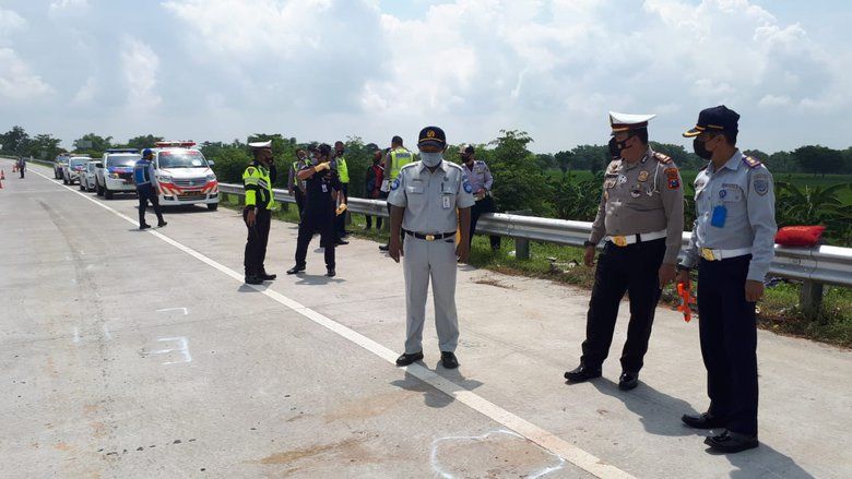 Bus Bali - Sumatera Tabrak Truk di Tol Magetan, Dua Penumpang Tewas