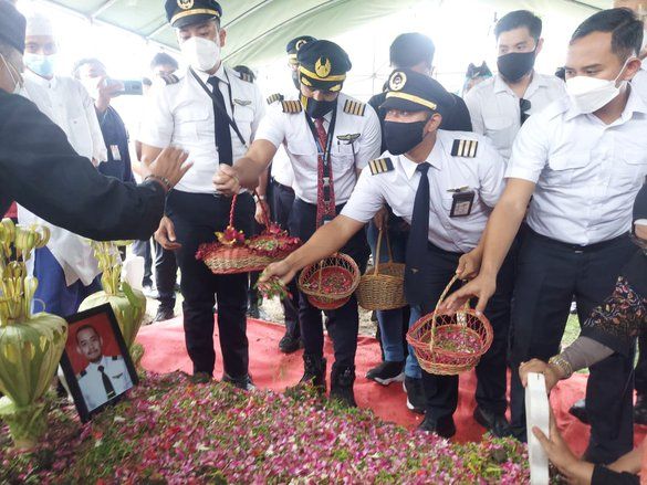 Jenazah Fadly Kru Sriwijaya Air SJ-182 Dimakamkan, Ini Kata Rekan Almarhum