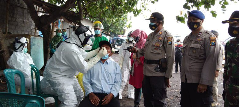 Tekan Covid-19, Warga Gili Ketapang Probolinggo Jalani Tes Cepat Antigen