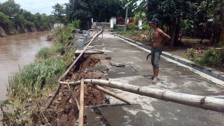 Sepekan Diguyur Hujan, Tujuh Titik Plengsengan Sungai Brangkal Mojokerto Ambrol