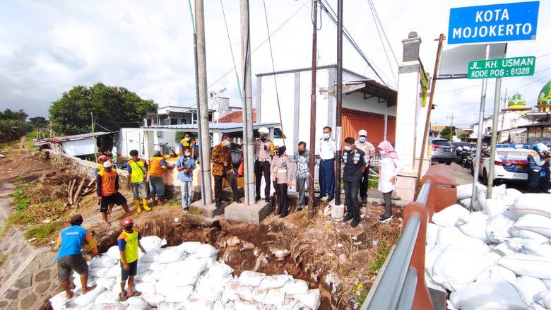 Plengsengan Ambrol Ancam Jembatan di Mojokerto, Sementara Ditahan Karung Pasir