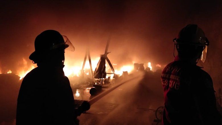 Pabrik Cat Kayu di Mojokerto Terbakar dan Meledak