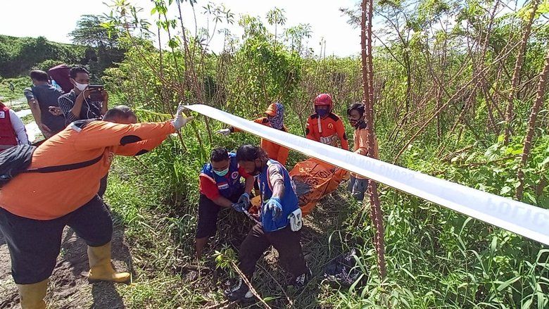 Tiga Pekan Hilang, Pria di Mojokerto Ditemukan Meninggal dalam Kubangan Lumpur
 