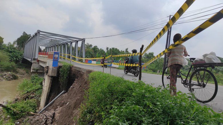 Plengsengan Jembatan Sungai Lamong Penghubung Mojokerto-Gresik Ambrol