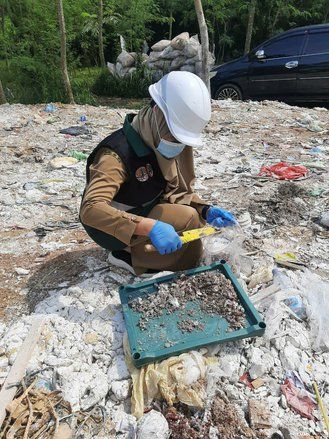 DLH Mojokerto Uji Sampel Limbah yang Dibuang Ilegal Dekat Permukiman di Ngoro