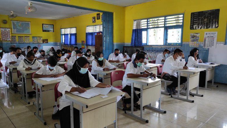 Semangat Nenek Usia 58 Tahun Ikut Ujian Kejar Paket C di Mojokerto