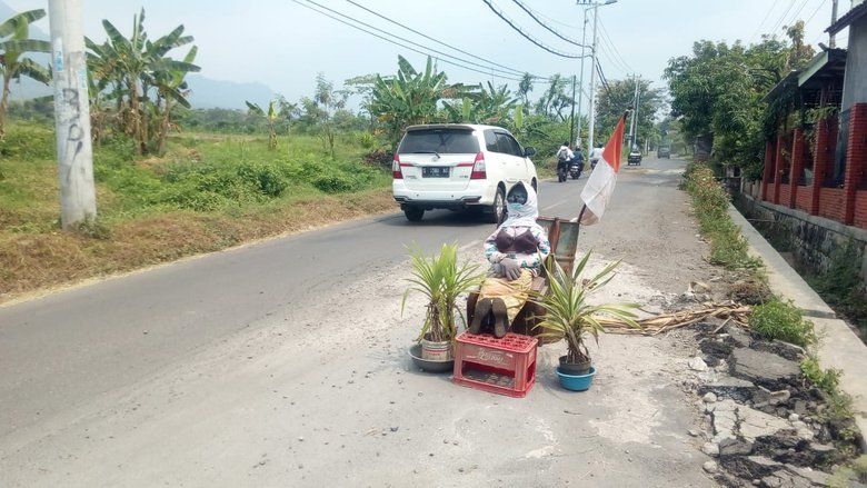 Jalan Rusak di Mojokerto Dipasangi Boneka, Perbaikan Terkendala Administrasi