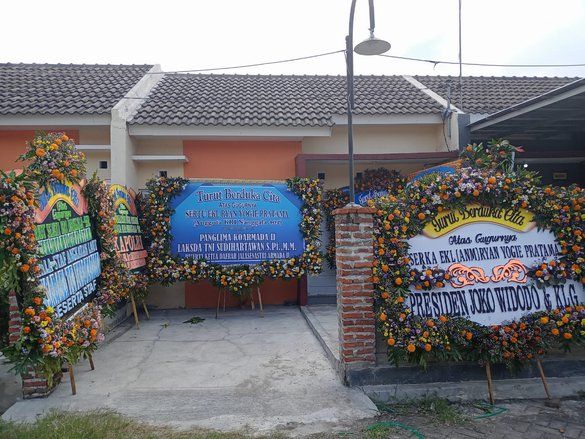 Rumah Sertu Yogie di Mojokerto Dipenuhi Karangan Bunga, Warga Gelar Tahlilan