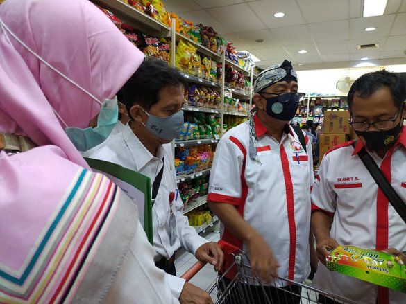 Razia Mamin, Petugas Temukan Produk Makanan Tak Layak Jual di Probolinggo 