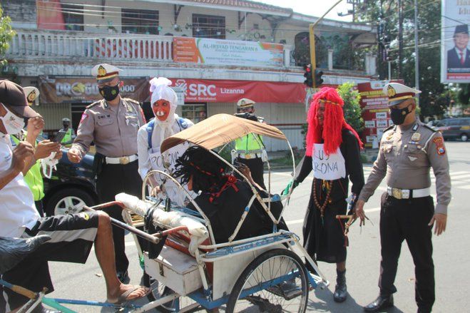 Hadirkan “Pocong”, Polres Bondowoso Kampanye Bahaya Covid-19