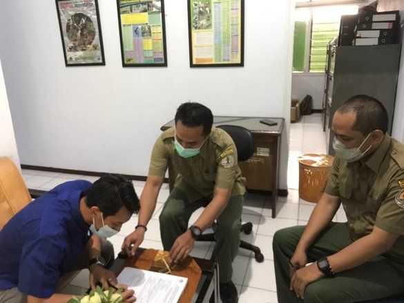 Wakil Ketua DPRD Jember Serahkan Kucing Hutan ke BKSDA untuk Dilepasliarkan