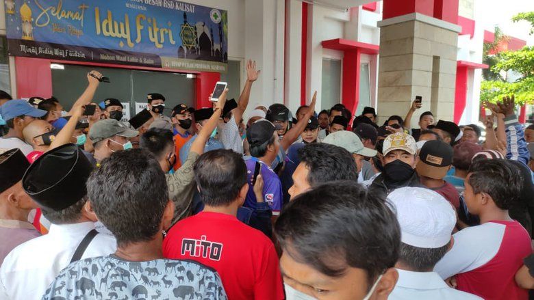 Ratusan Warga di Jember Memaksa Jemput Jenazah Kasun yang Diduga Dikonfirmasi Covid-19