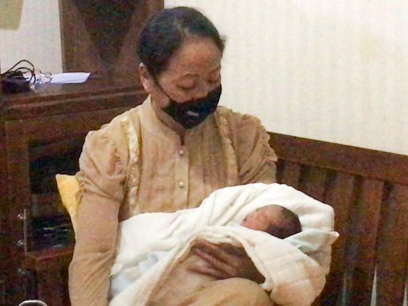 Bayi Ditelantarkan dalam Kardus di Ponorogo, Dirawat Polisi