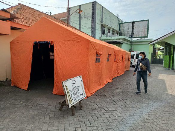 Antisipasi Lonjakan Pasien IGD, Tenda Darurat Dipasang di RSUD Waluyo Jati Kraksaan