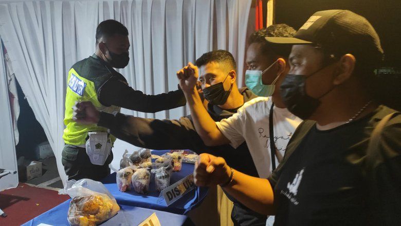 Pelaku Industri Kreatif Mojokerto Berbagi Mamin ke Petugas Pos Penyekatan