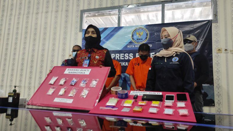 Sembunyi di Plafon dan Semak, Bandar dan Pengedar Sabu Diringkus BNNK Mojokerto  