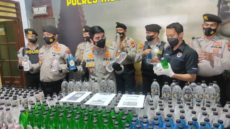 Dipercaya &quot;Obat&quot; Covid, Ratusan Botol Arak Bali Disita Polresta Mojokerto