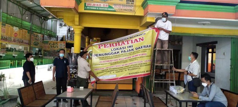 Bayar Pajak Separuh, Satpol PP Mojokerto Buka Segel “Bebek Sagu”