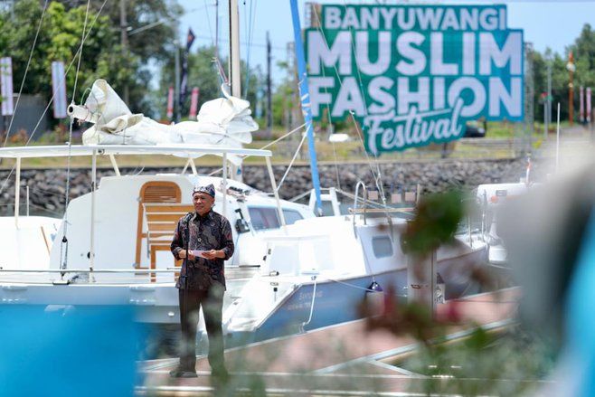 Menkop UKM Beri Motivasi dalam Banyuwangi Moslem Fashion Festival