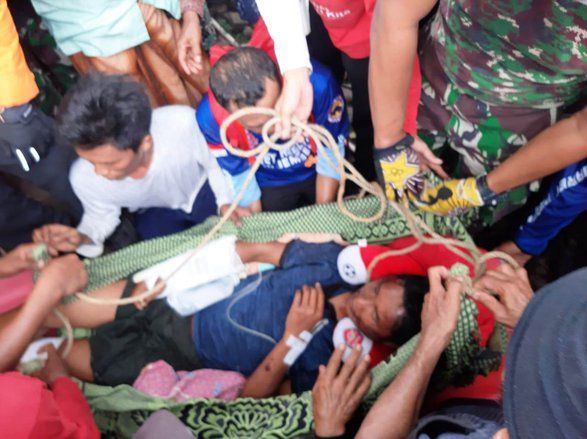 Peziarah Jatuh di Jurang Gunung Ringgit Situbondo Ditemukan Hidup