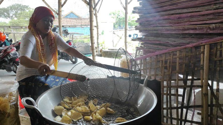 Harga Minyak Goreng Naik, Penghasilan Perajin Kerupuk <em>Samiler</em> Menurun