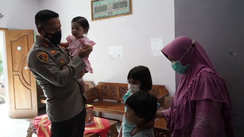 Rasa Haru Kapolresta Probolinggo Temui Balita Yatim Piatu akibat Covid