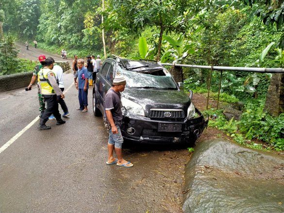 Tertimpa Dahan Pohon dan Tabrak Jembatan di Trawas, Sopir Mobil Tewas