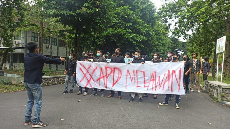 Dituduh Intervensi Pemilihan BEM, Dekan FEB Unej Didemo Mahasiswa
