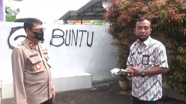 Tak Sepakat Saluran Air, Warga Probolinggo Bangun Pagar Menutup Akses Gang
