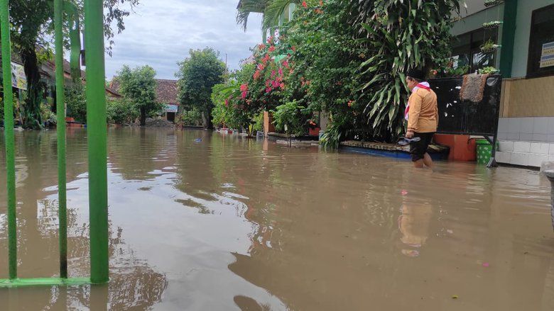 Banjir di Mojokerto Rendam Halaman Sekolah dan Puskesmas Pembantu