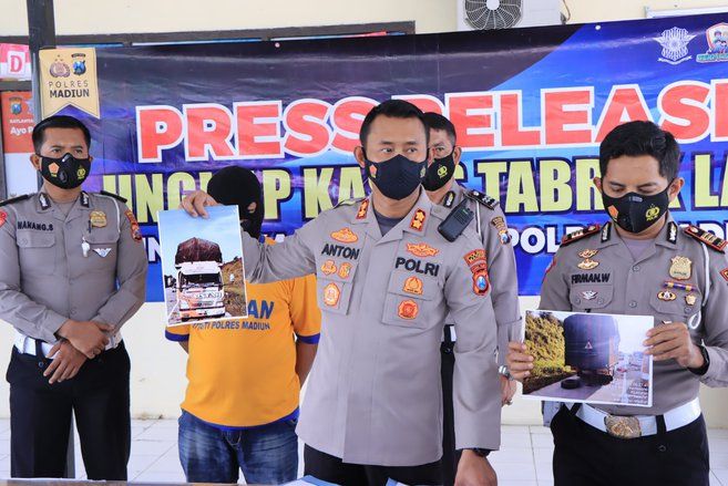 Tabrak Lari di Jalan Tol Madiun Terungkap, Polisi Cabut SIM Sopir Truk Penabrak