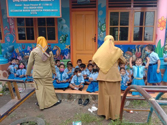 Sempat Disegel Pemilik Tanah, Siswa PAUD di Probolinggo Belajar di Teras