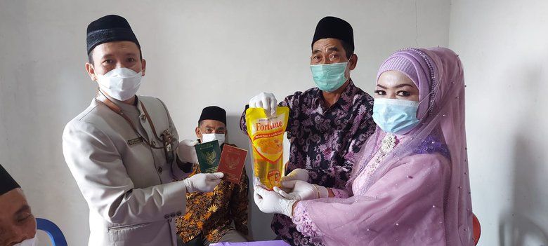Duda dan Janda Ini Menikah dengan Mahar Minyak Goreng