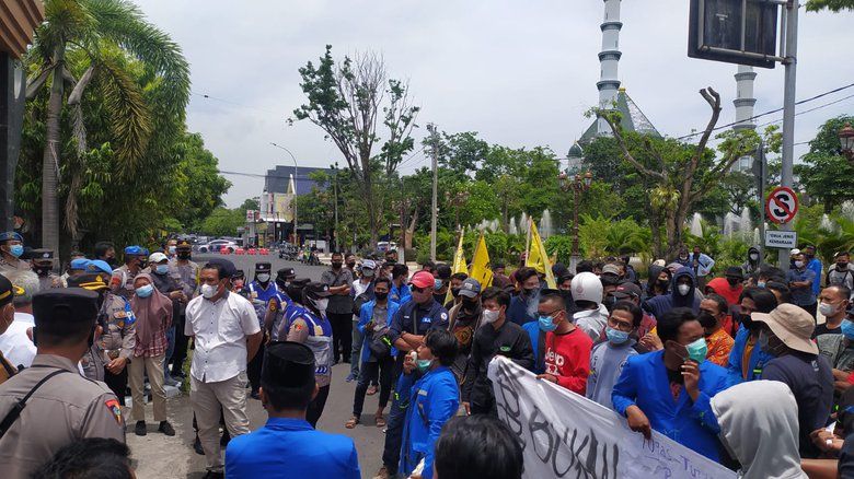 Lamban Tangani Banjir, PMII Lamongan dan Warga Demo DPRD dan Pemkab