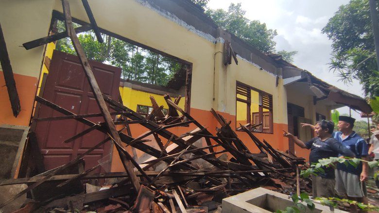 Atap SDN di Probolinggo Ambruk, Siswa Belajar di Luar Kelas